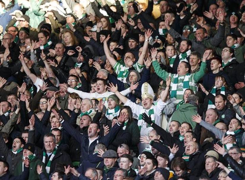 Tra i supporter del Celtic si riconosce a centro foto anche qualcuno con addosso una mitra papale. Epa